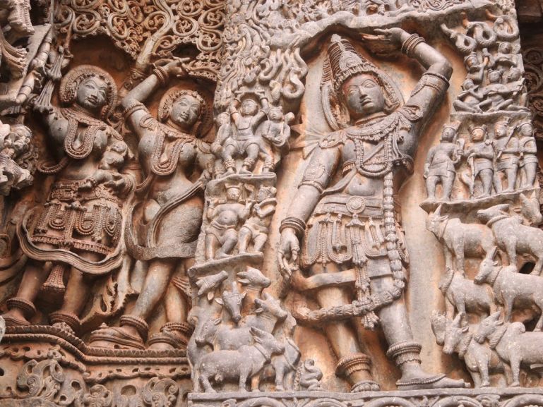 /img/2022/04/krishna-lifting-mount-govardhan.jpg